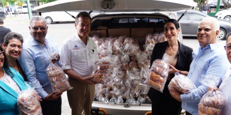 Primera dama y ministro Bisonó reciben donación de 70 mil unidades de pan para afectados por huracán Fiona