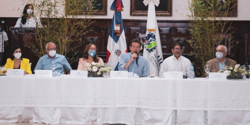 Ito Bisonó entrega a presidente Abinader plan para relanzar sector tabaco de RD