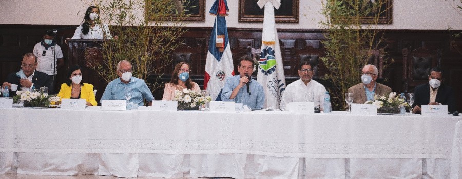 Ito Bisonó entrega a presidente Abinader plan para relanzar sector tabaco de RD