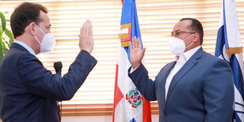 Ministro Bisonó juramenta a Lorenzo Ramírez como nuevo director del INDOCAL