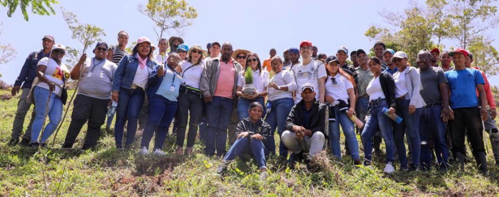 MICM siembra 2,000 árboles en Polo Barahona como parte del Plan Nacional de Reforestación