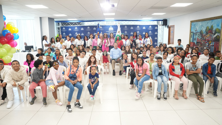 Ministro Bisonó comparte con los hijos de los colaboradores del Ministerio