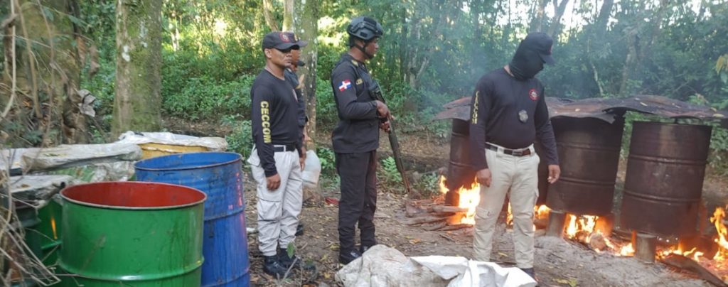 CECCOM decomisa más de 3 mil litros en proceso de adulteración de clerén en la provincia de Monte Plata