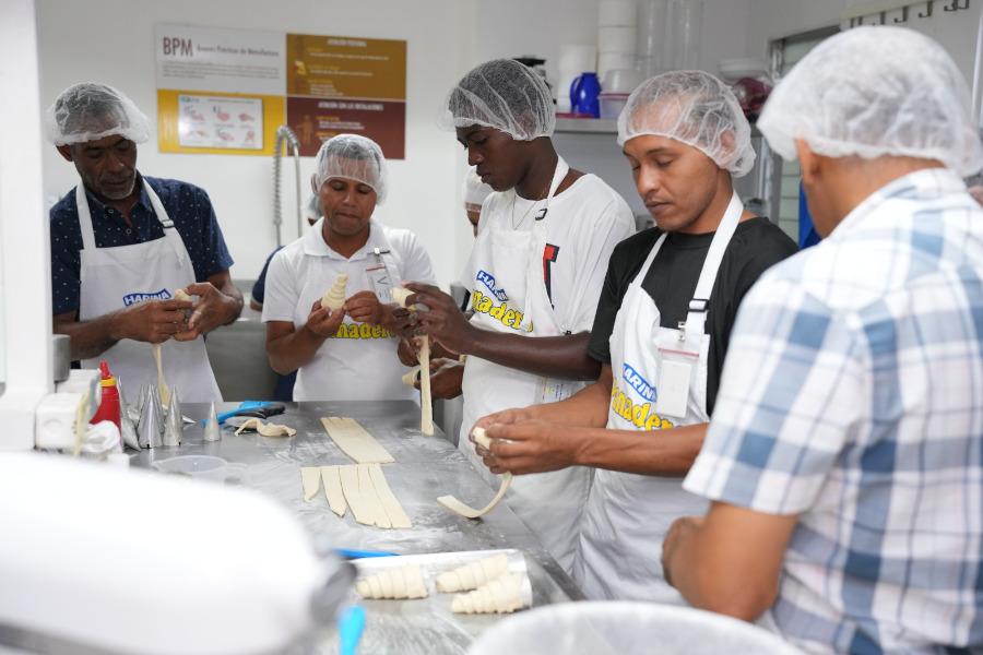 MICM e INABIE capacitan a 106 suplidores de pan sobre Buenas Prácticas de Manufactura (BPM)
