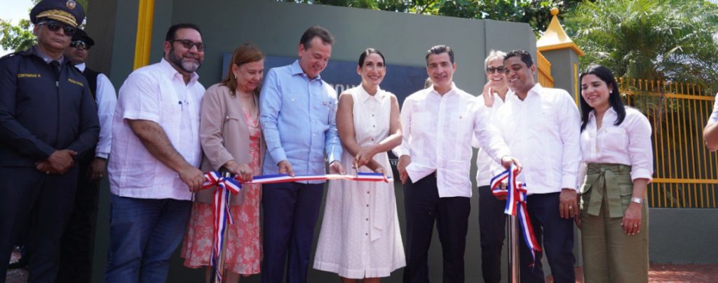 Primera dama, MICM y Banco Popular remozan Parque Infantil La Vega