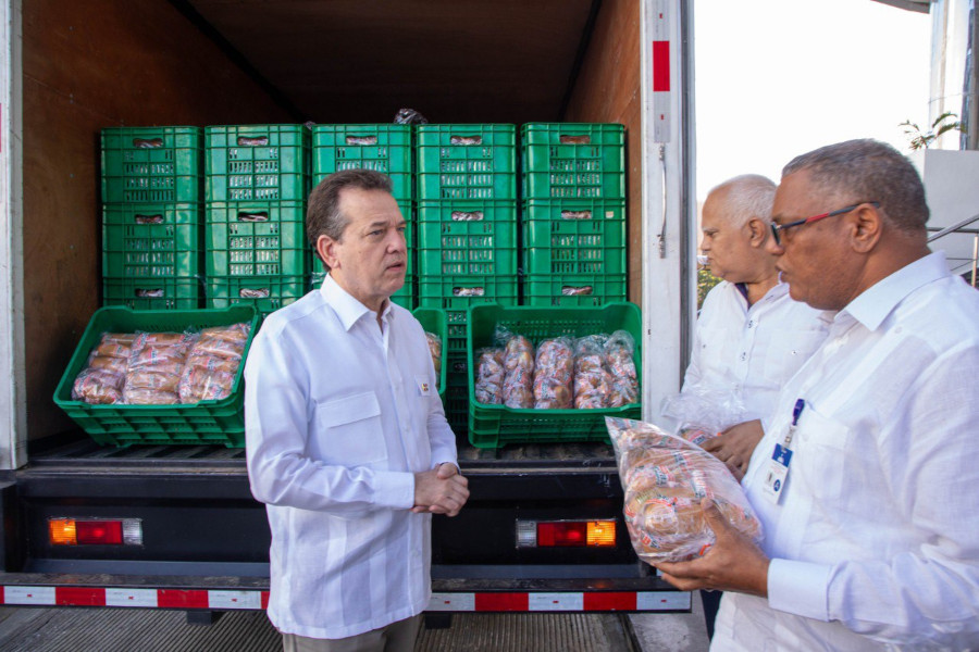 UMPIH y COOPROHARINA donan 450 mil panes al MICM para ser entregados a las familias afectadas por las inundaciones