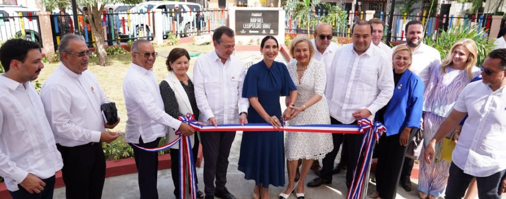 Primera dama, MICM y fundación Farach inauguran parque Rafael Leopoldo Díaz en Baní