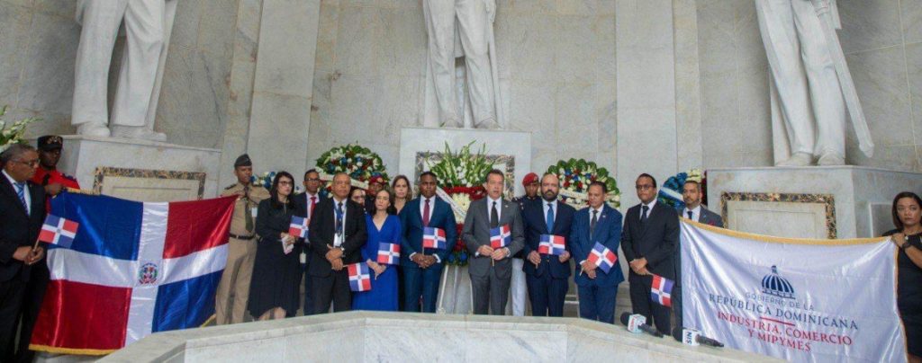 MICM deposita ofrenda floral en el Altar de la Patria en ocasión del 180 aniversario de la Independencia Nacional