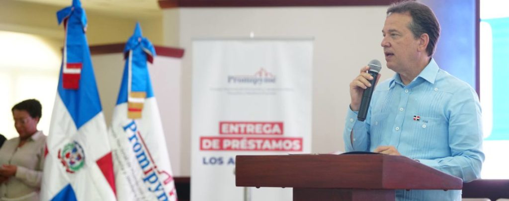 Ministro Bisonó encabeza acto de entrega de RD$95 millones a 618 emprendedores de Santo Domingo Oeste y los Alcarrizos a través de PROMIPYME