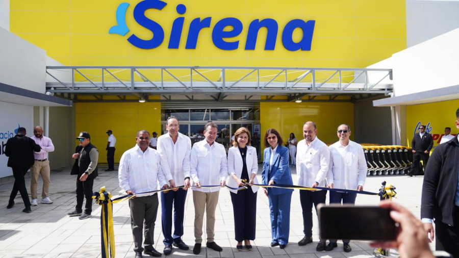Vicepresidenta Raquel Peña participa junto al ministro Víctor Bisonó en inauguración de una tienda Sirena en la provincia Barahona