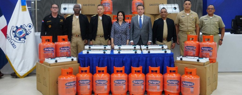 MICM entrega 300 estufas y tanques de gas a la Asociación de Esposas de Oficiales de la Armada de la República Dominicana