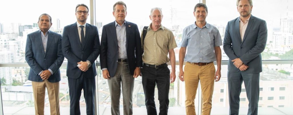 Ministro Bisonó se reúne con ejecutivos de empresa israelí Elcam Medical que se instalará en RD con una inversión de 80 millones de dólares