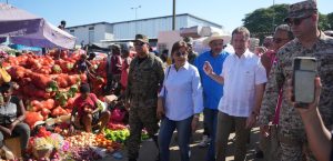 Ministro Bisonó recorre mercado Binacional de Dajabón